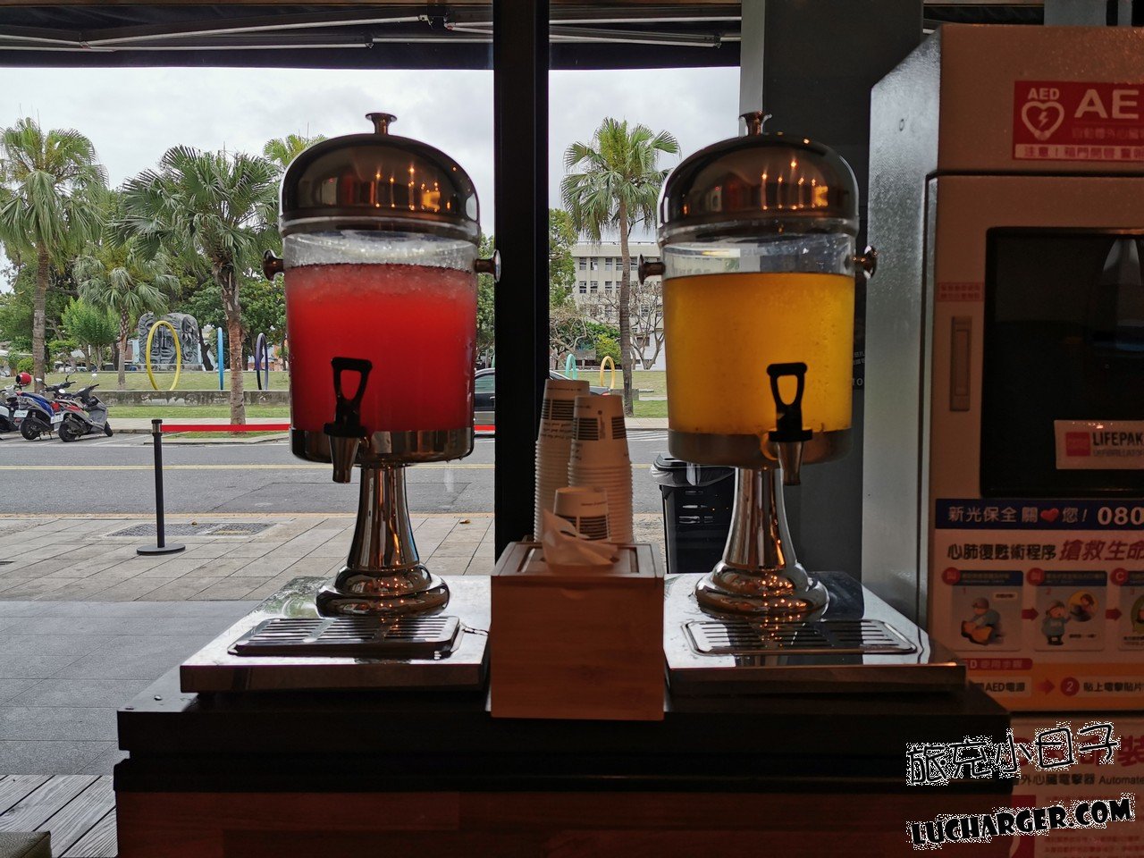 旅人驛站鐵花文創二館迎賓飲料區洛神花茶與綠茶