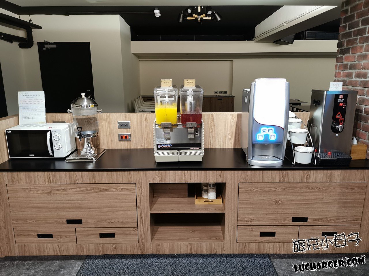 旅人驛站鐵花文創二館地下室飲料與熱水區