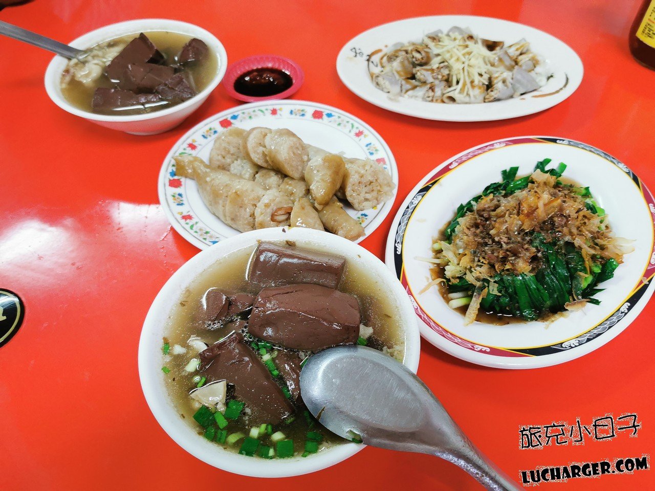 卑南豬血湯台東店豬血湯米腸韭菜粉腸餐點合照