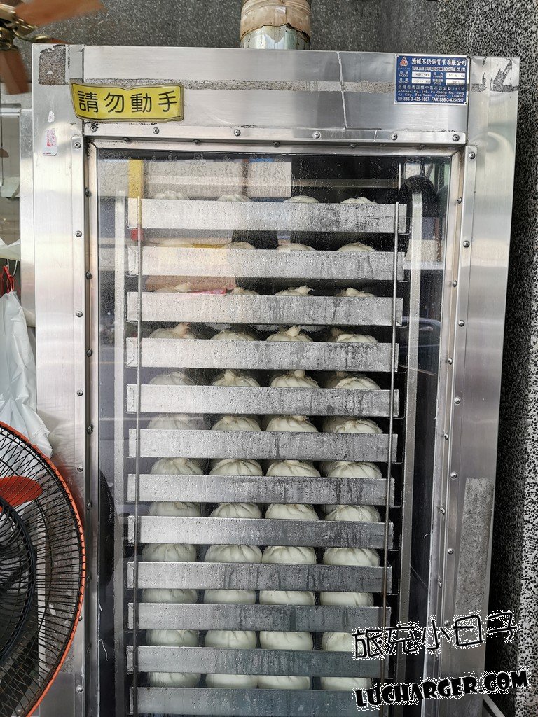 金花軒卑南包仔店蒸籠內的包子與饅頭