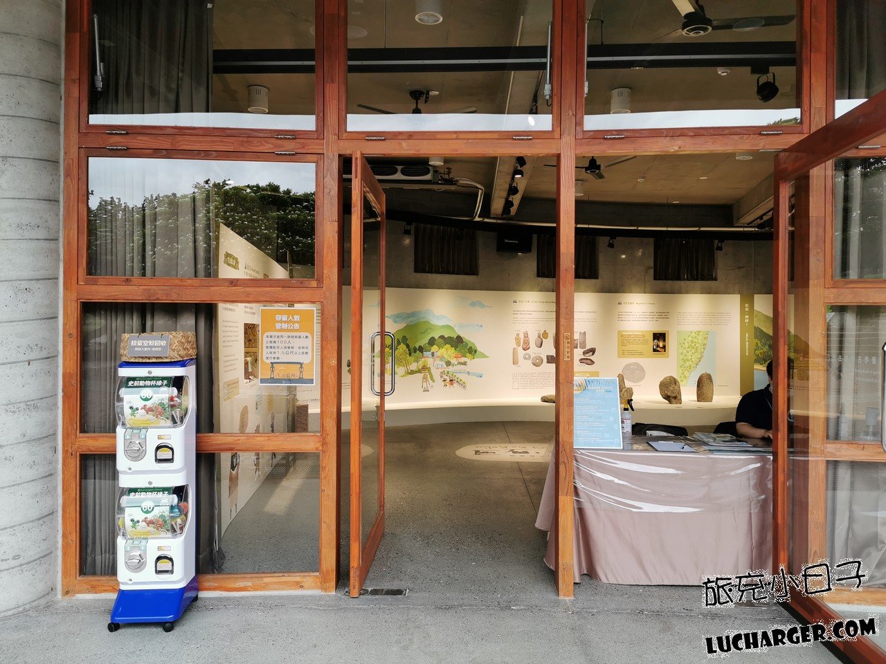 卑南遺址公園展示廳入口與服務櫃台