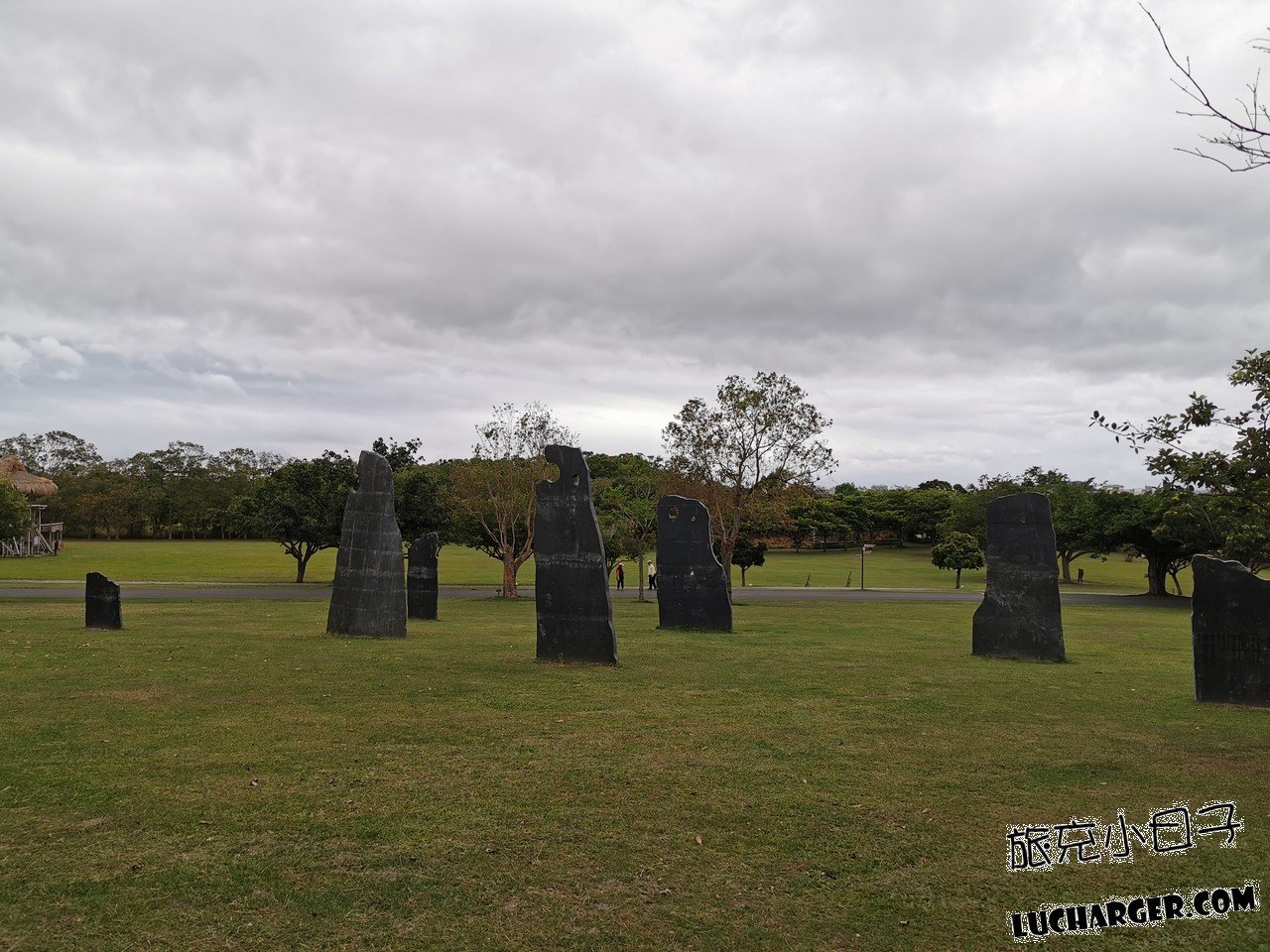 卑南遺址公園草地上的多座石柱裝置