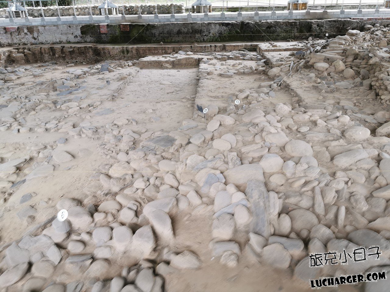 卑南遺址公園考古現場地層與石塊展示區