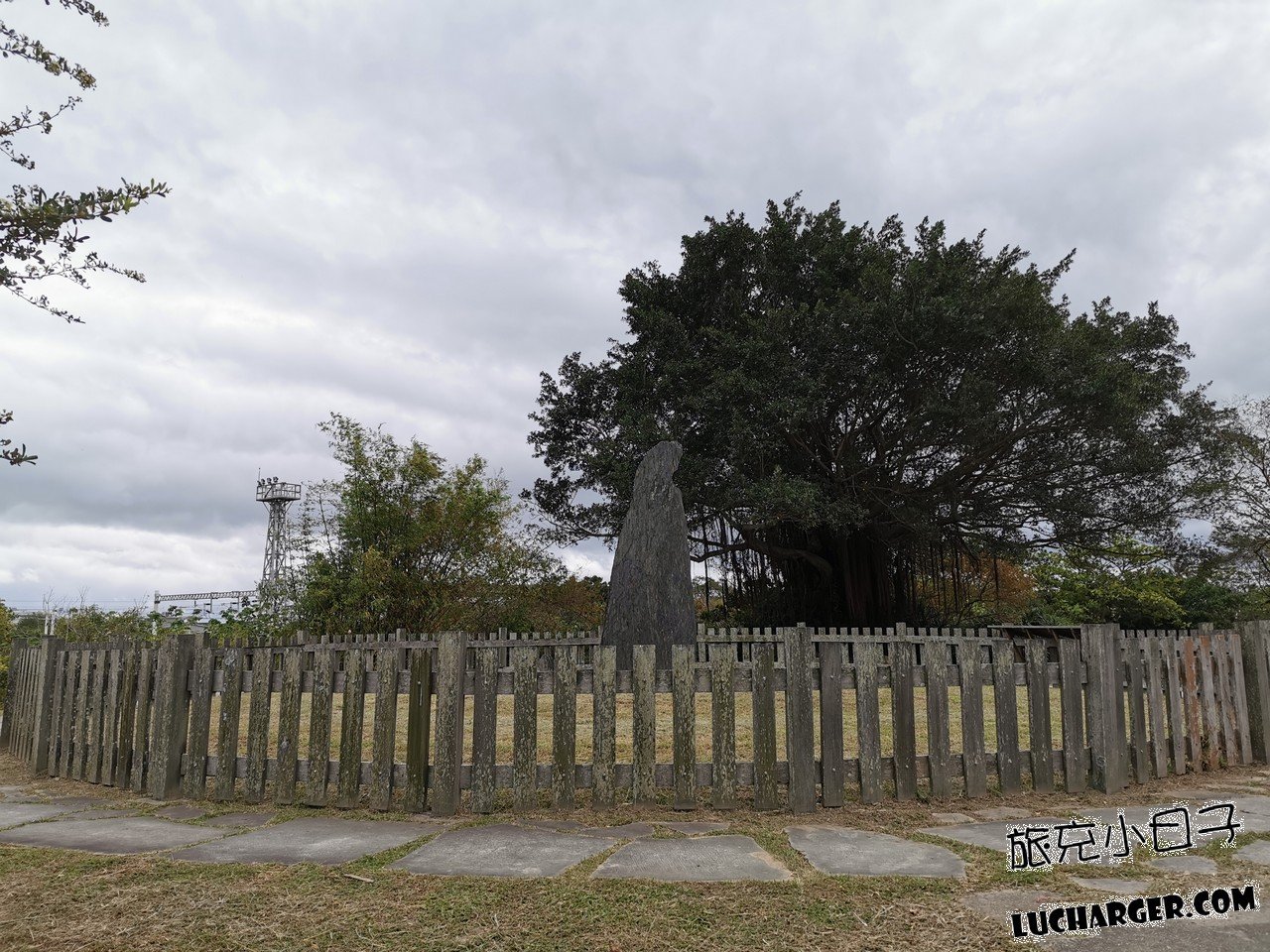 卑南遺址公園戶外石柱與遠方山景