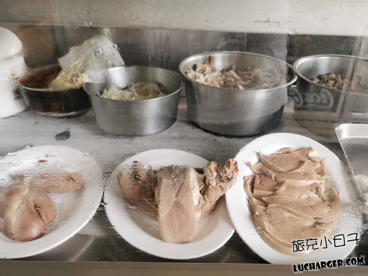 卑南豬血湯台東店冷藏櫃裡的小菜與豬肉內臟