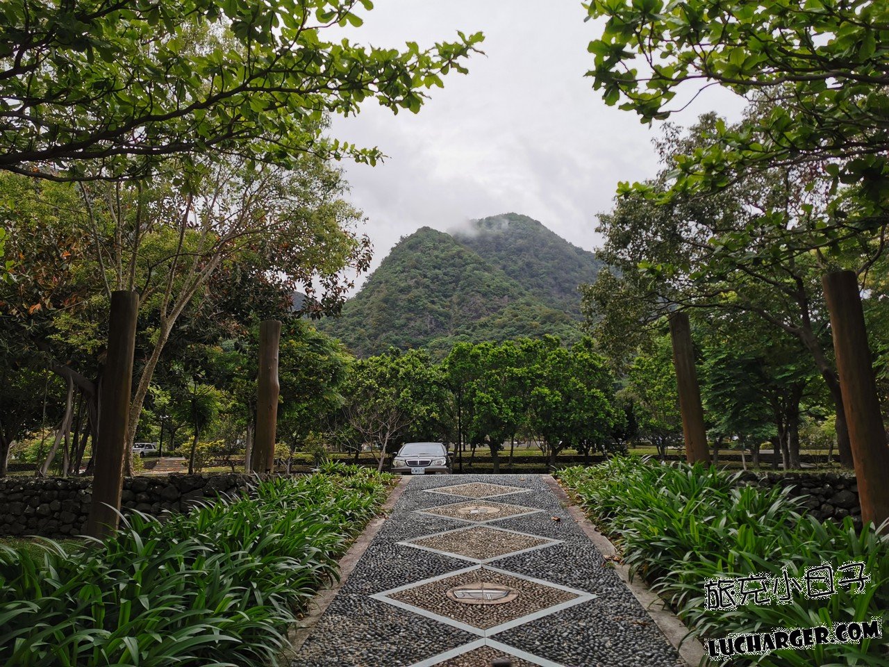 阿美族民俗中心入口步道與山景