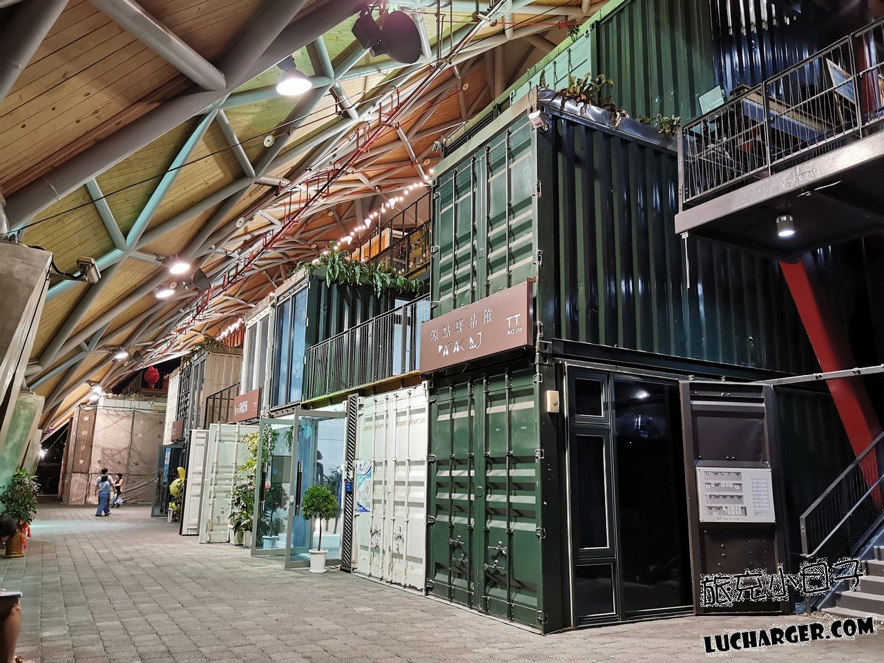 台東波浪屋夜間入口與燈光