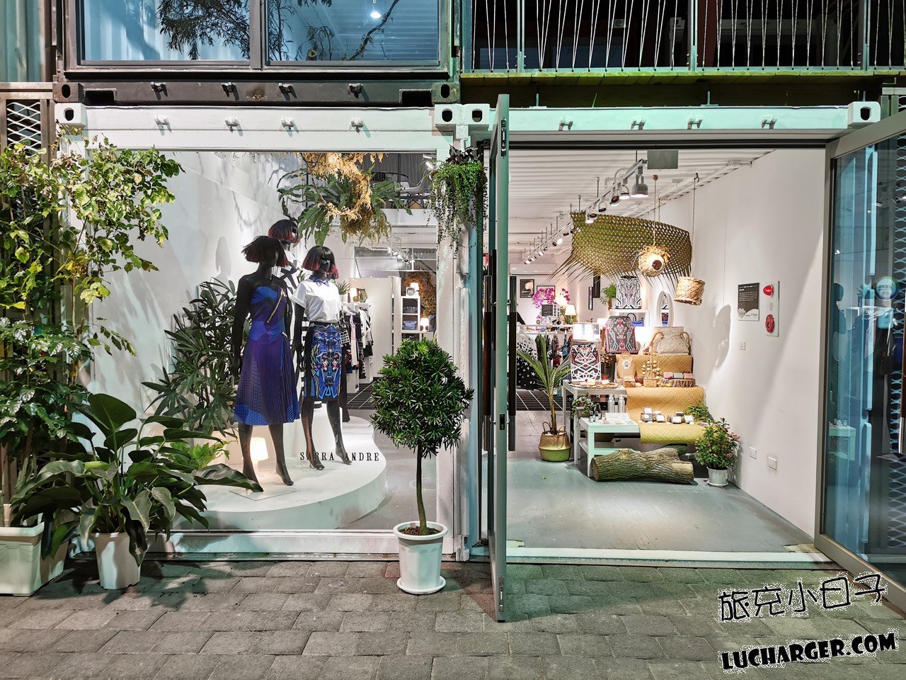台東波浪屋夜間通道與店家外觀