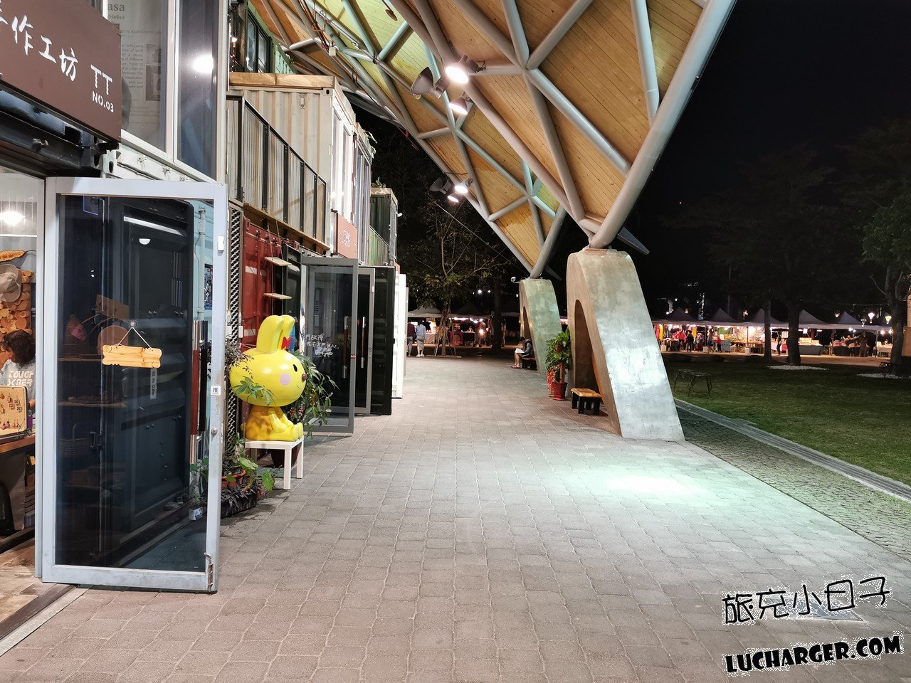 台東波浪屋夜間波浪屋頂與燈光