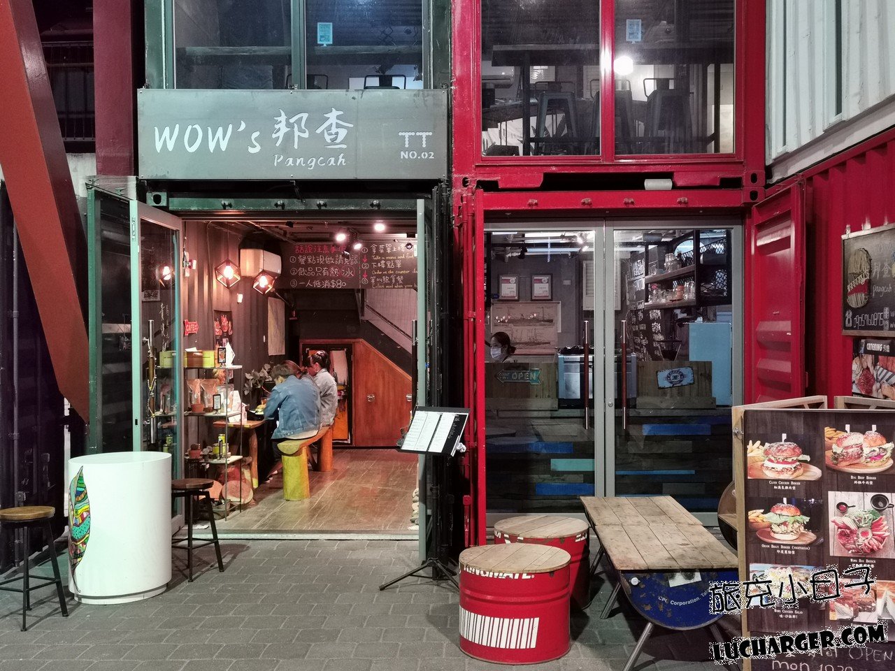 台東波浪屋原民文創聚落店家招牌與通道