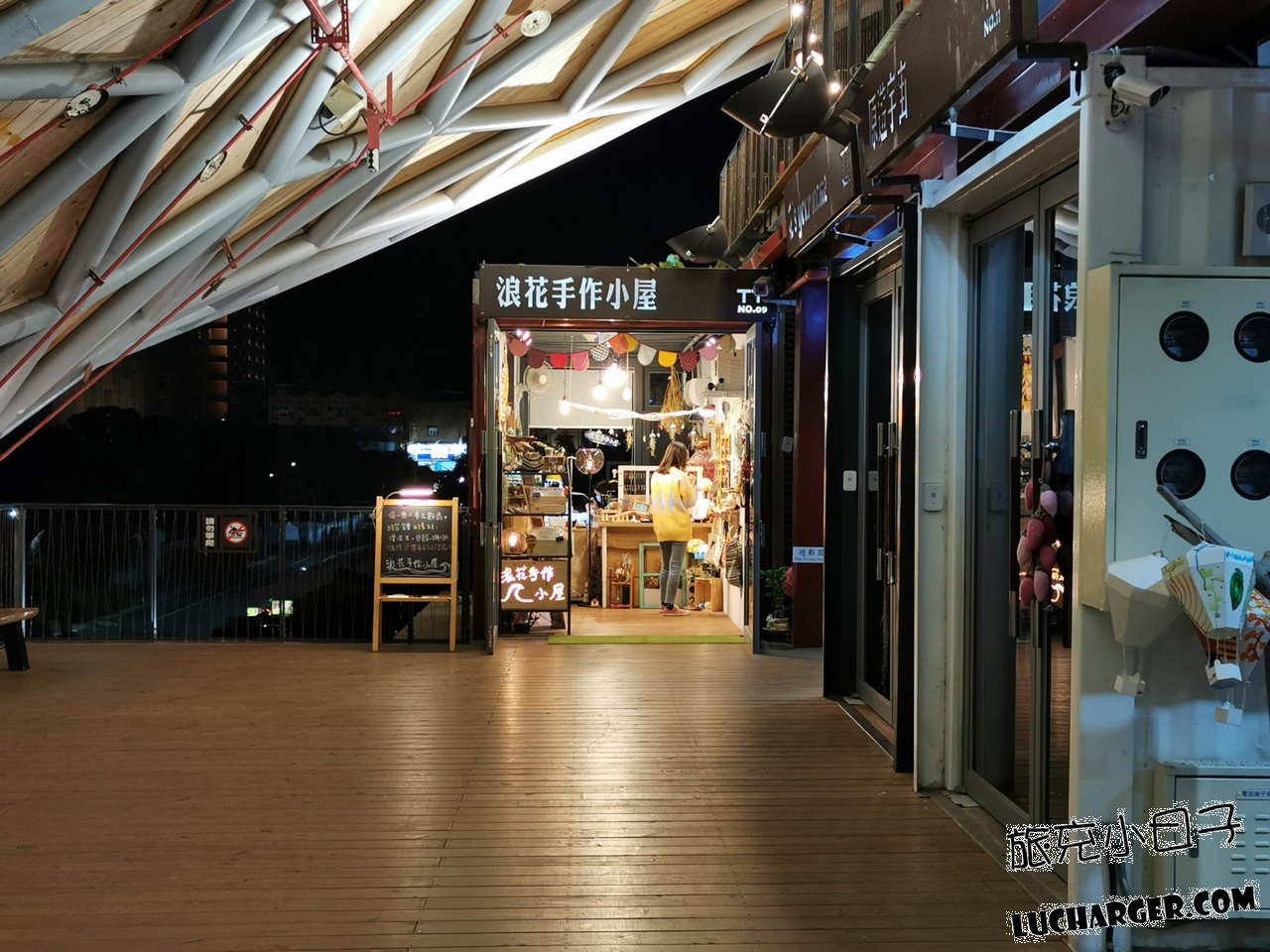 台東波浪屋文創商品與店內陳列
