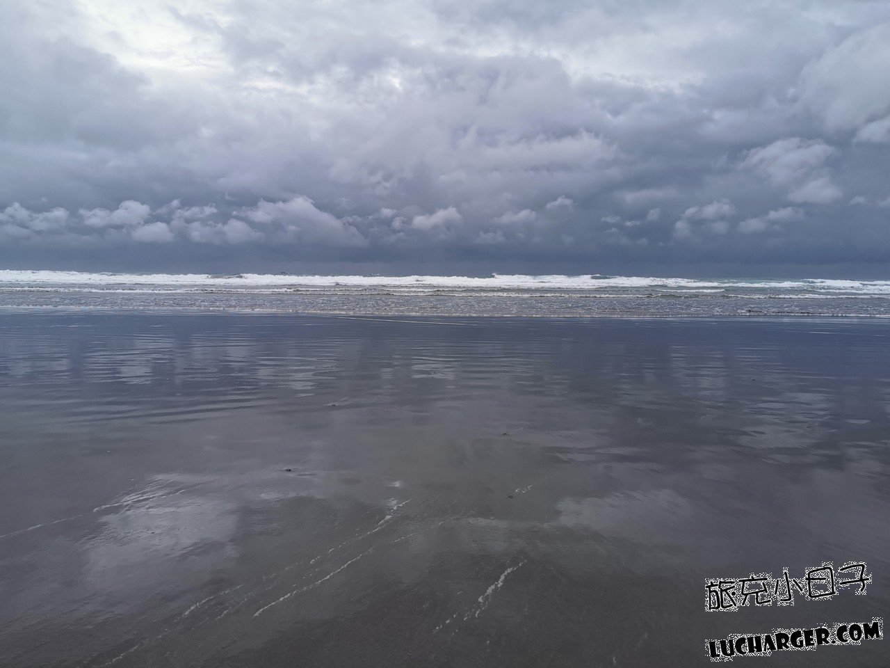 都歷沙灘濕沙倒映天空形成天空之鏡景色