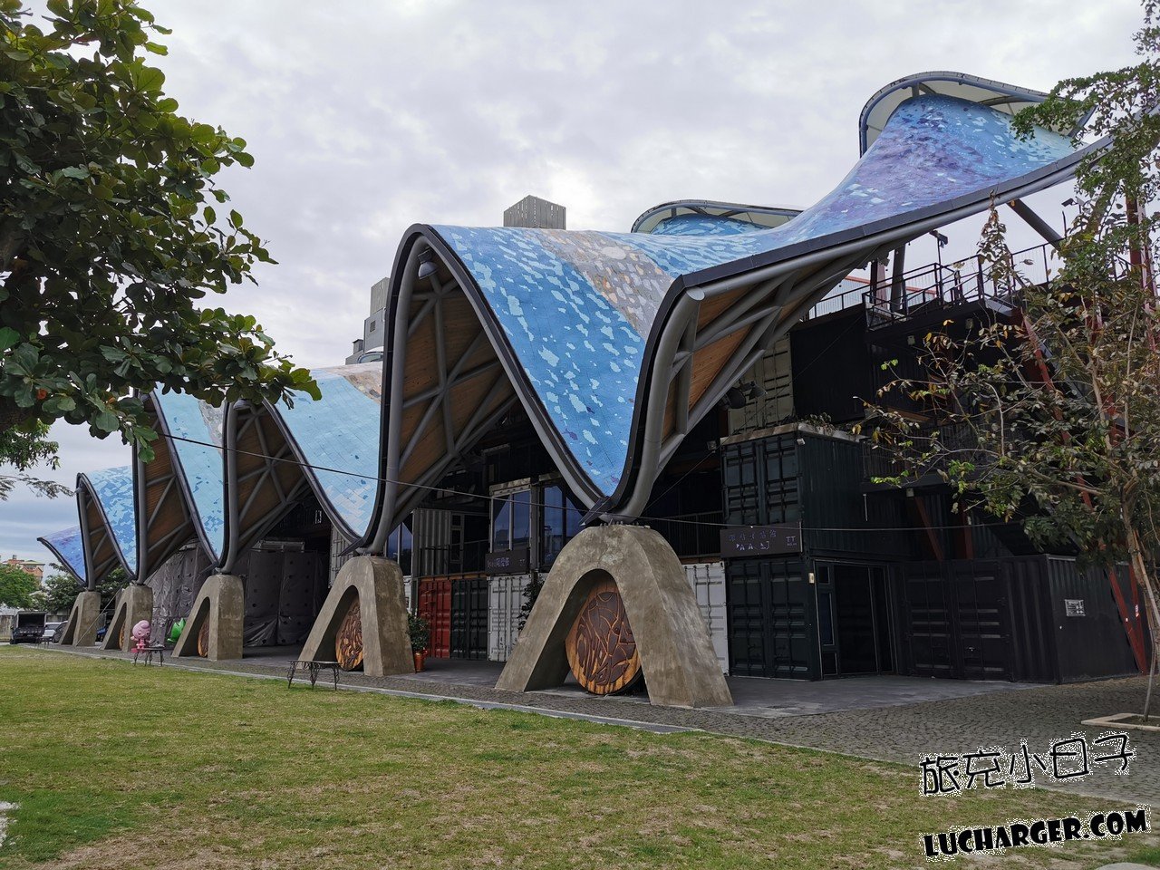 台東波浪屋白天波浪屋頂建築外觀