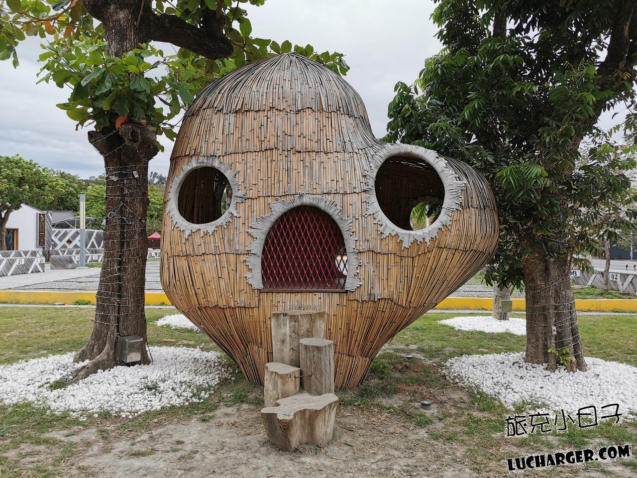 台東波浪屋白天建築屋頂線條與聚落環境