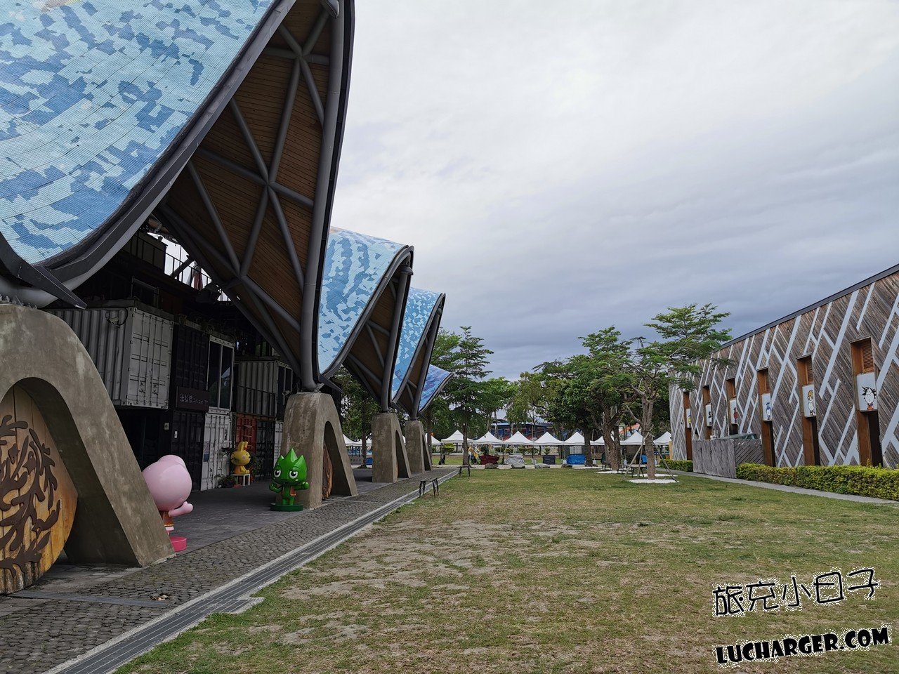 台東波浪屋白天入口與原民文創聚落外觀