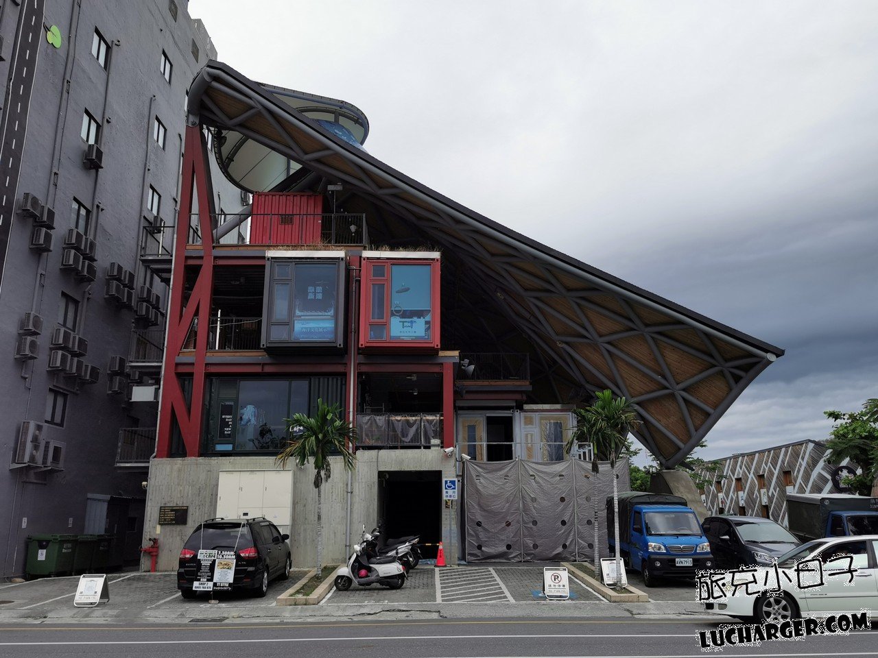 台東波浪屋白天聚落走道與周邊環境