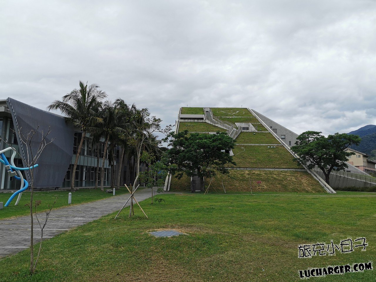 國立臺東大學圖書資訊館入口處