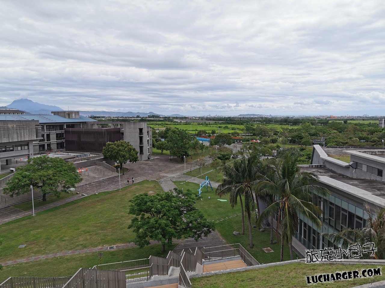 國立臺東大學圖書資訊館旁校園建築與開放空間