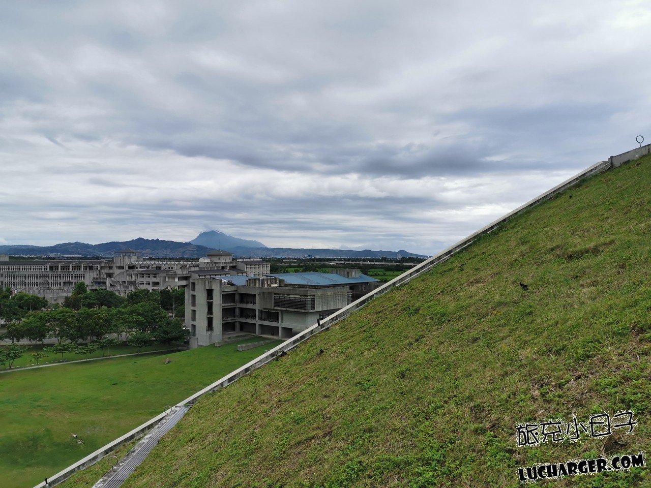國立臺東大學圖書資訊館草坡與雲層變化