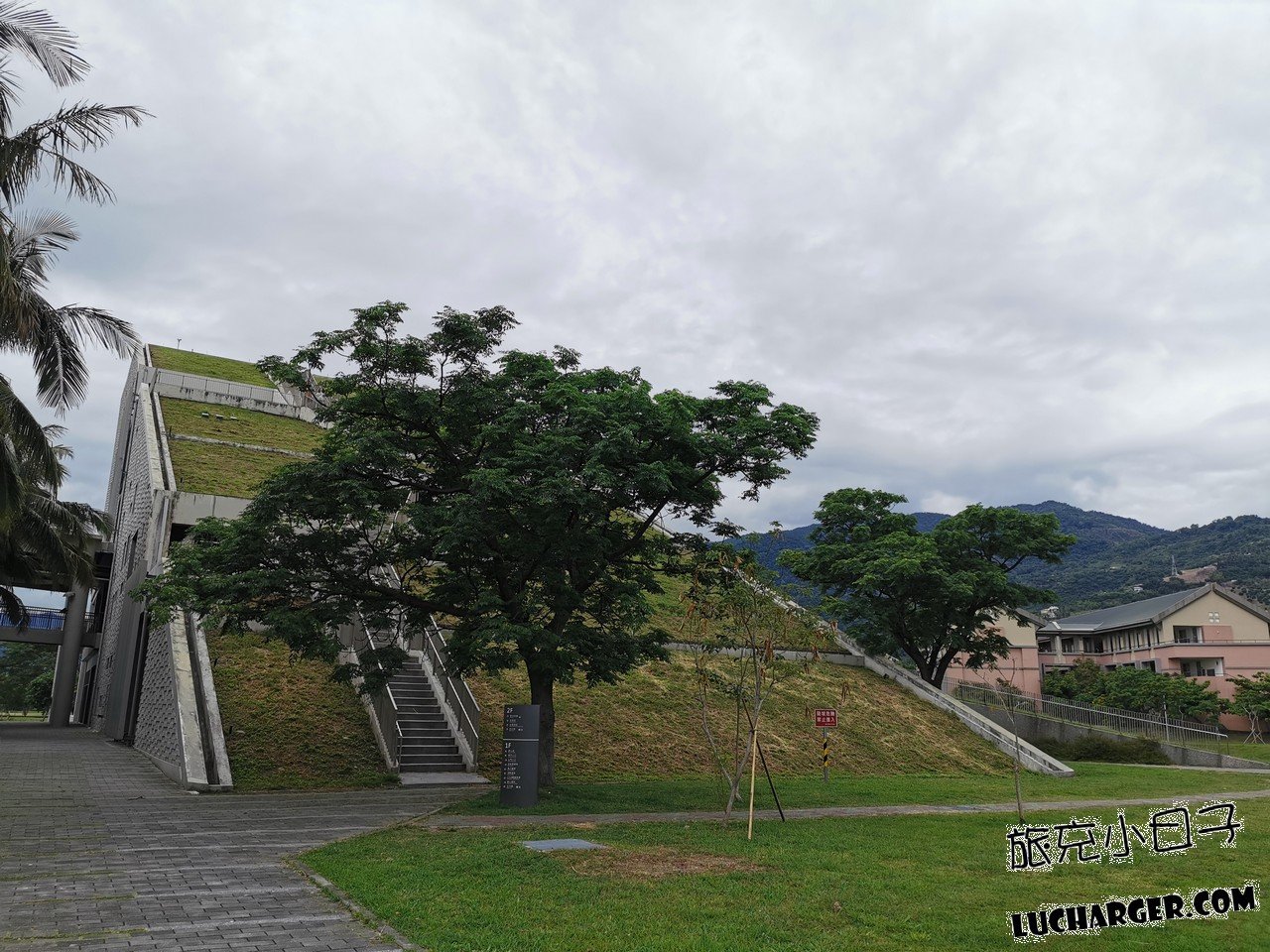 國立臺東大學圖書資訊館背面金字塔造型外觀