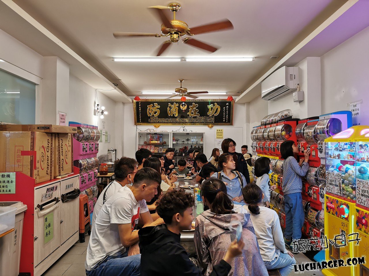 林家臭豆腐店內用餐人潮與座位狀況