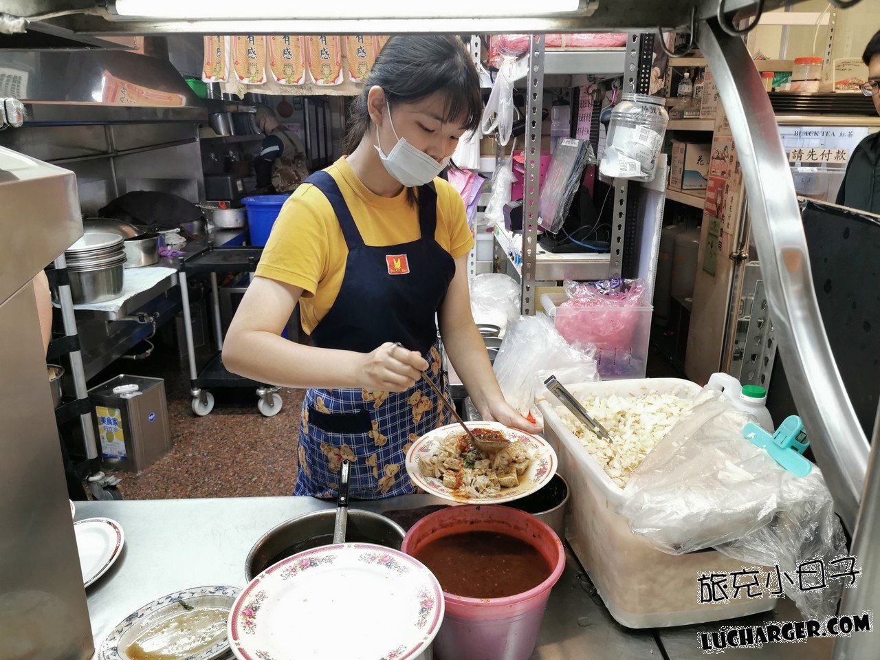 林家臭豆腐店內醬料與用餐環境