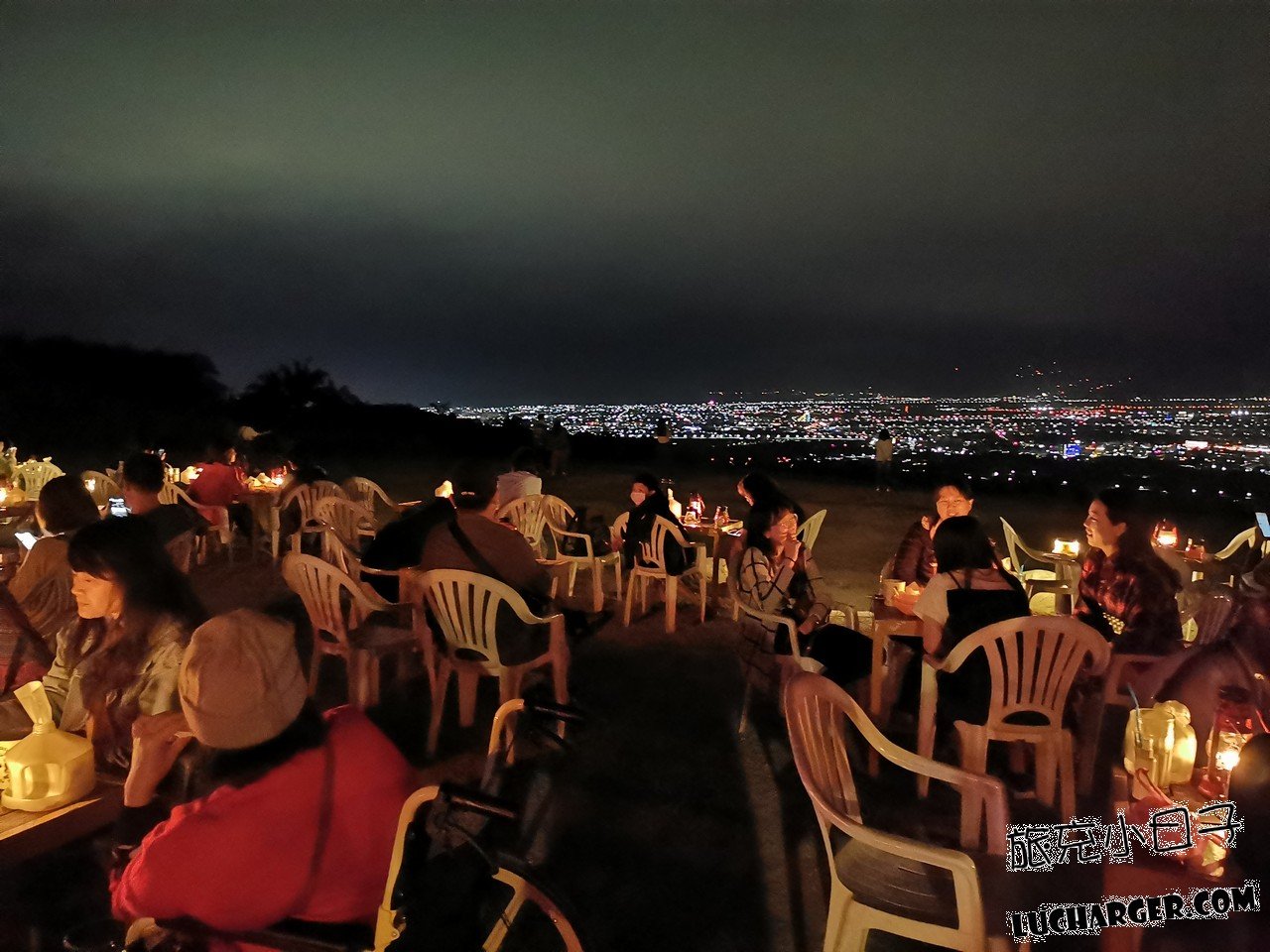 星星部落景觀咖啡簡單桌椅與夜間氛圍
