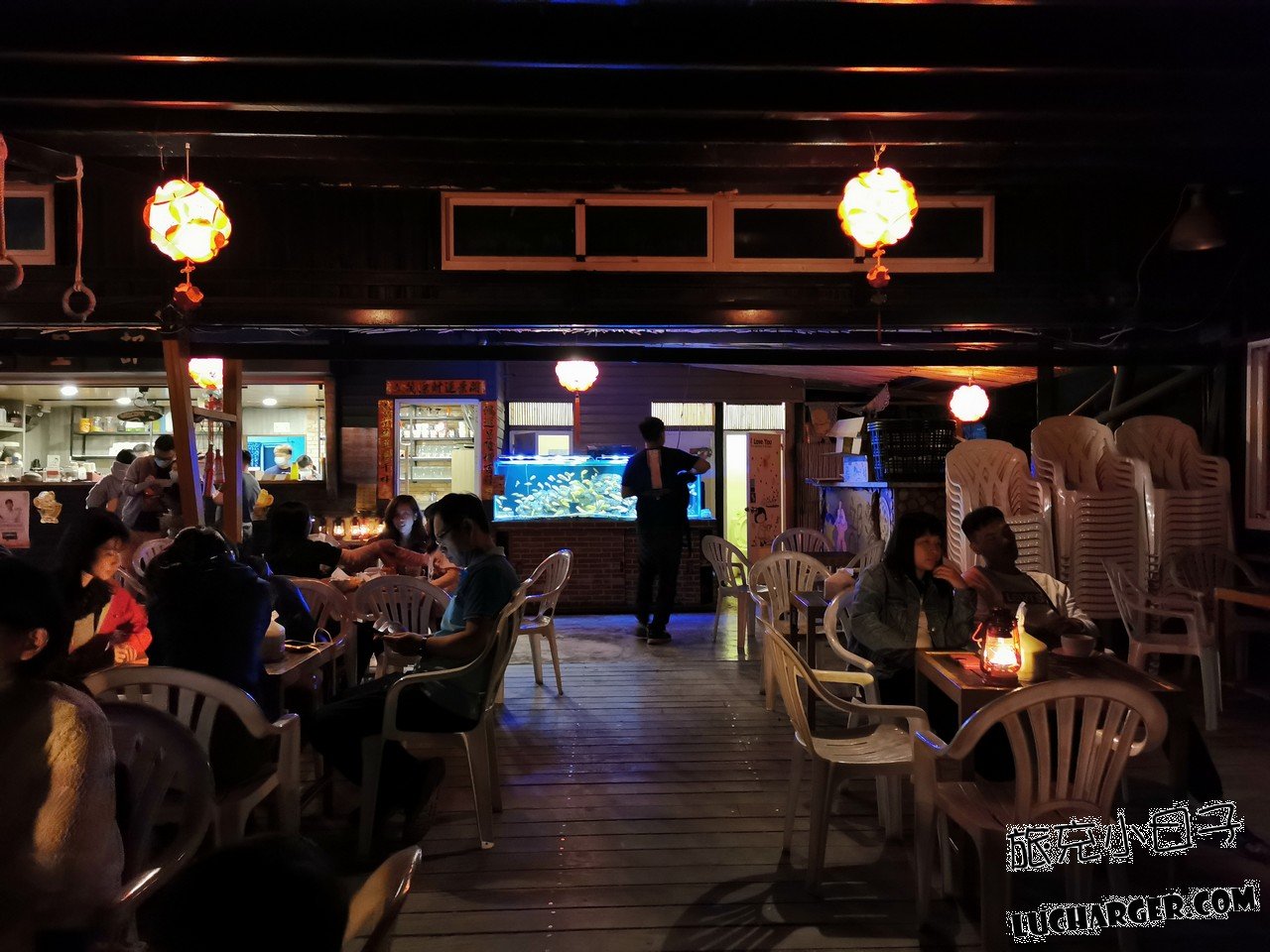 星星部落景觀咖啡戶外座位與夜間燈光