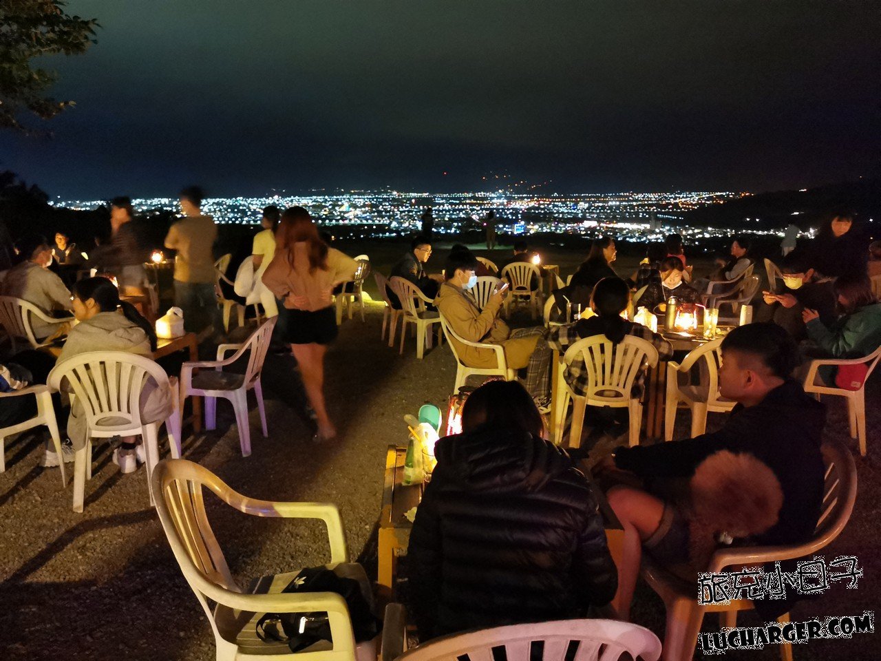 星星部落景觀咖啡夜間座位與外套提醒