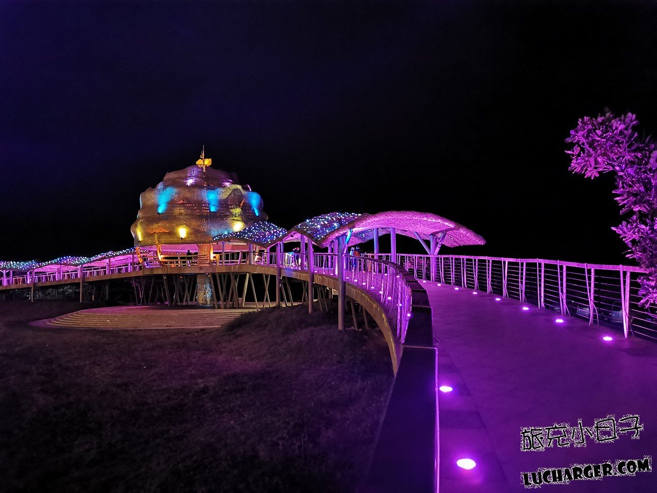 台東海濱公園國際地標藤編屋頂夜景
