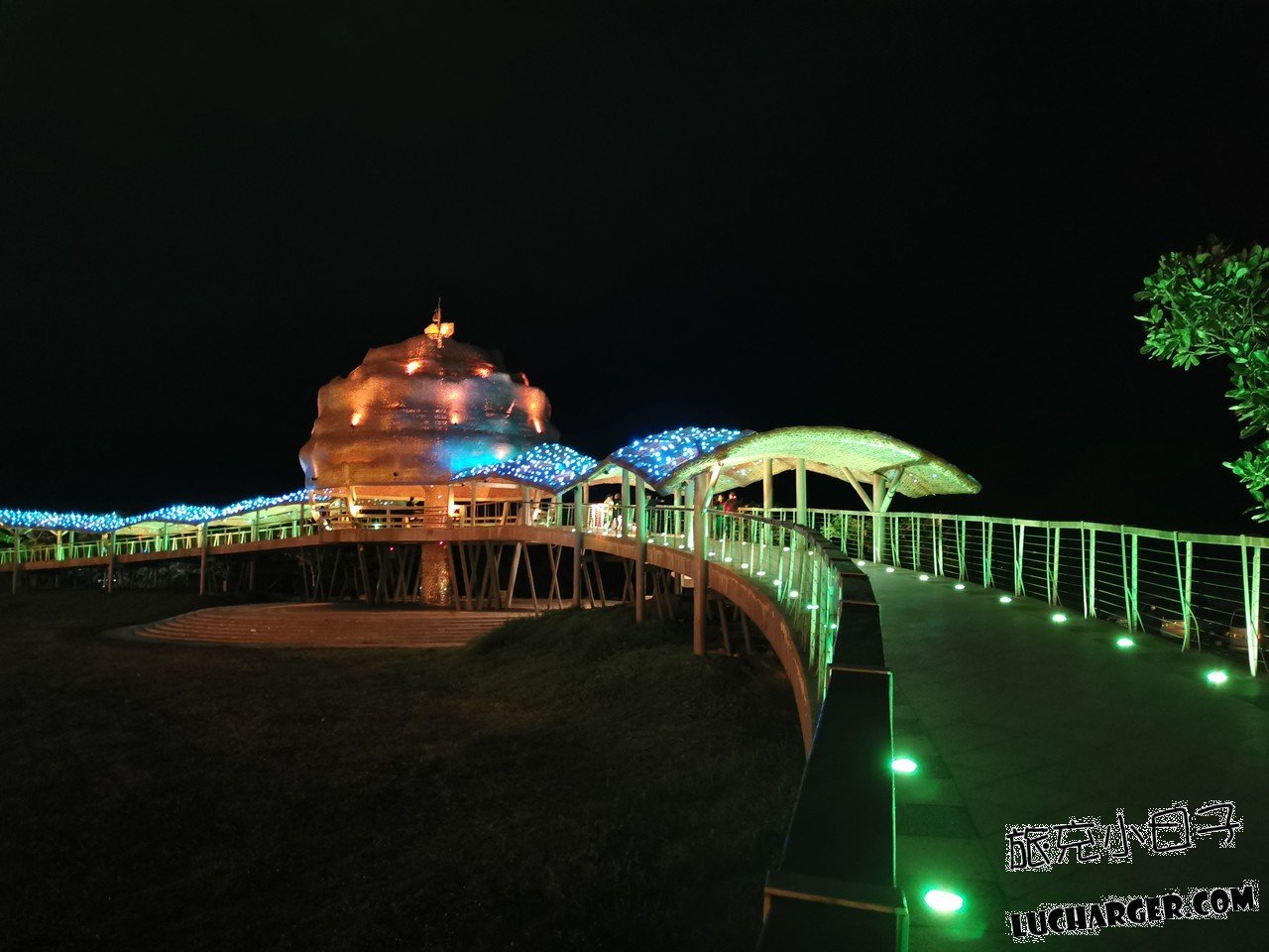 台東海濱公園國際地標夜間燈光與走道