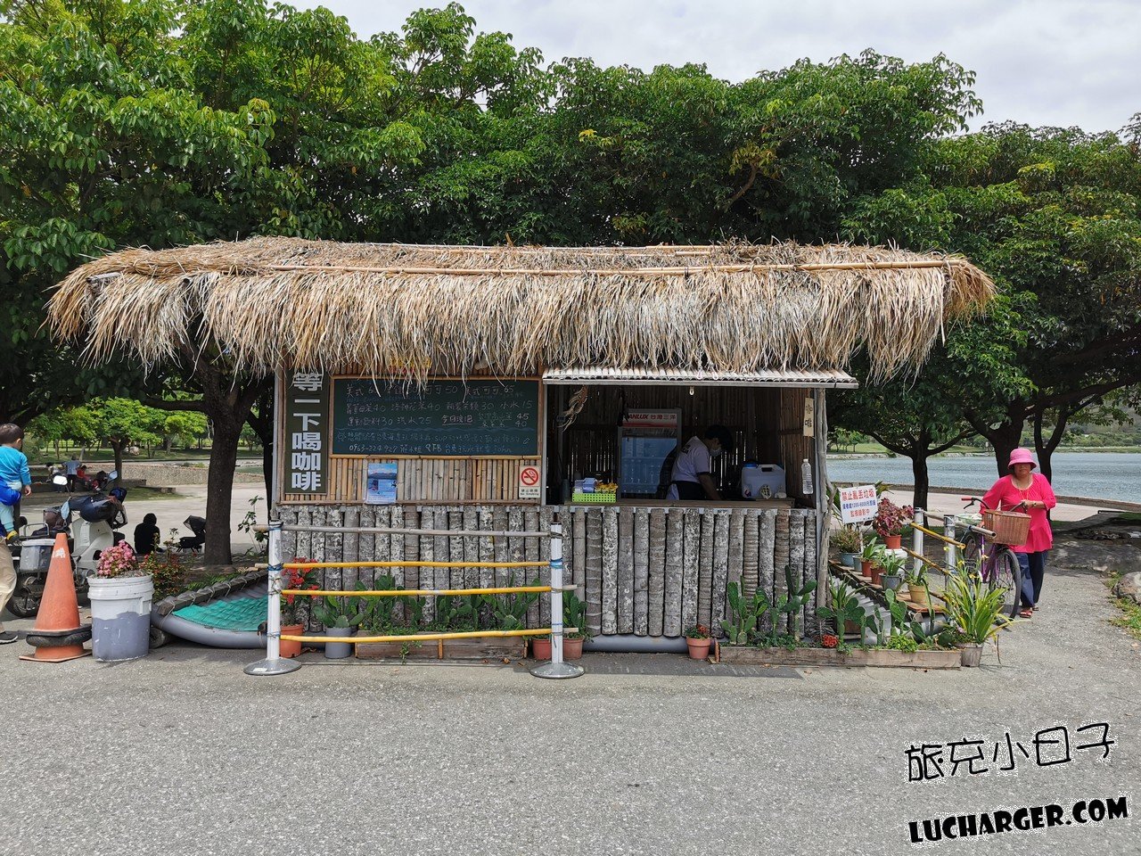 池上大坡池旁的小咖啡館與飲品販售空間