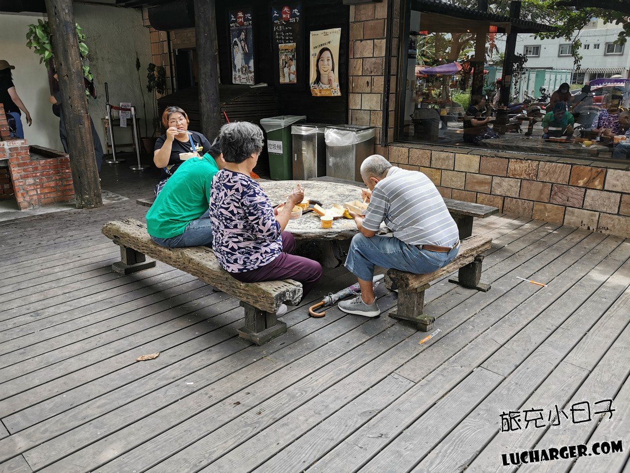 悟饕池上飯包文化故事館戶外木桌用餐區