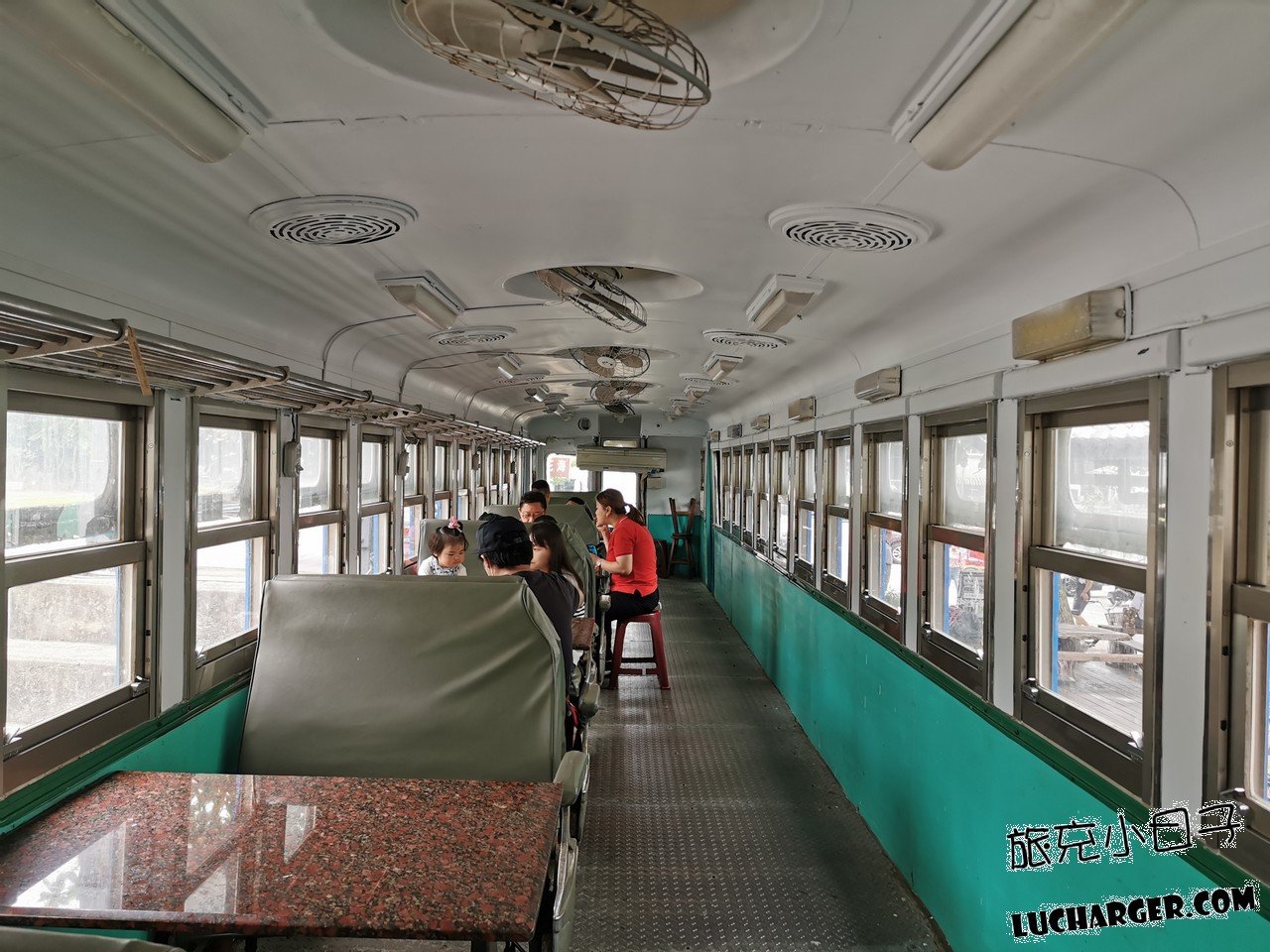 悟饕池上飯包文化故事館火車車廂內部用餐空間