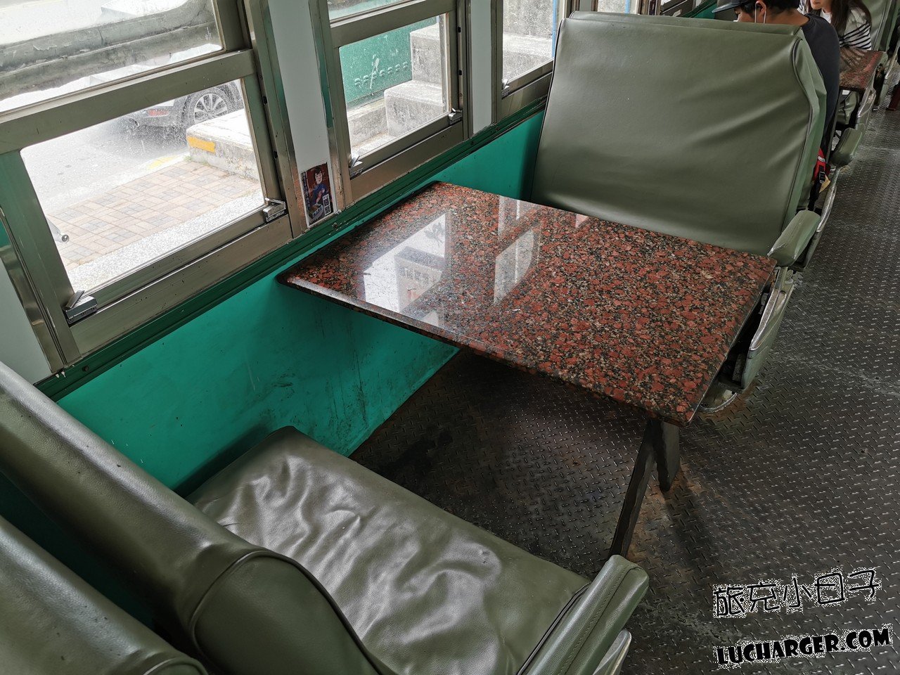 火車車廂內的雙人座椅與石紋桌面