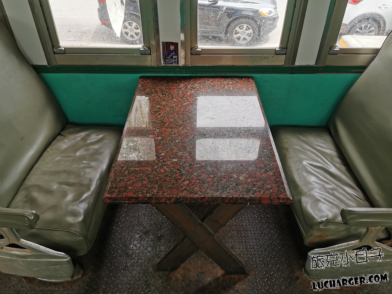 火車車廂窗邊座位與方形餐桌