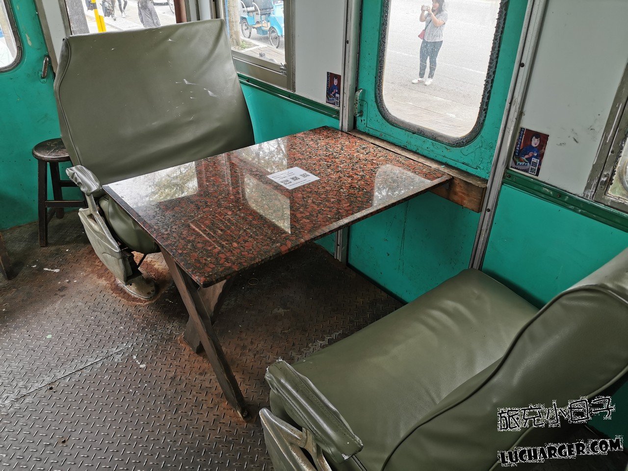 火車車廂門邊座位與餐桌