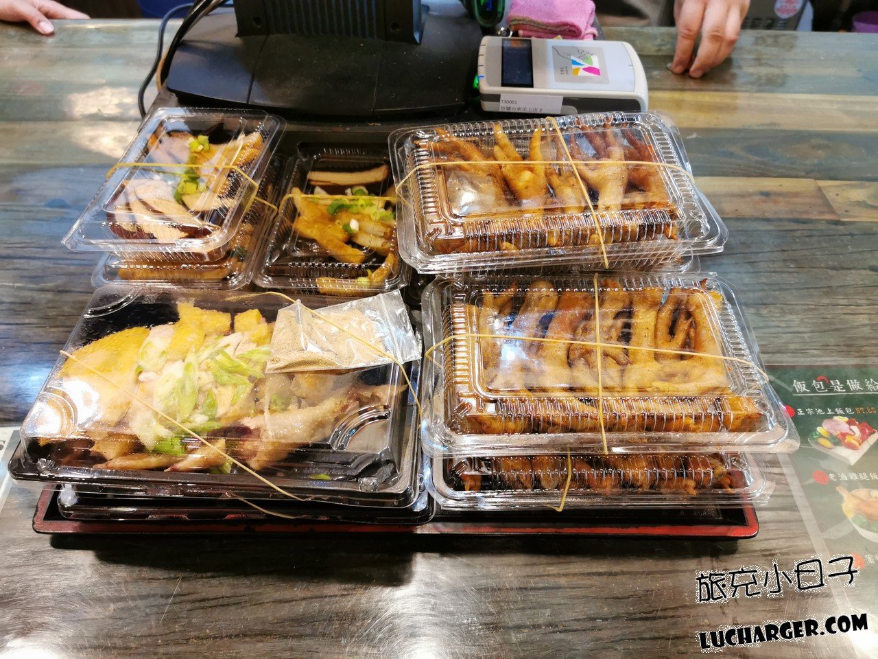 悟饕池上飯包櫃台上的外帶飯包與餐盒