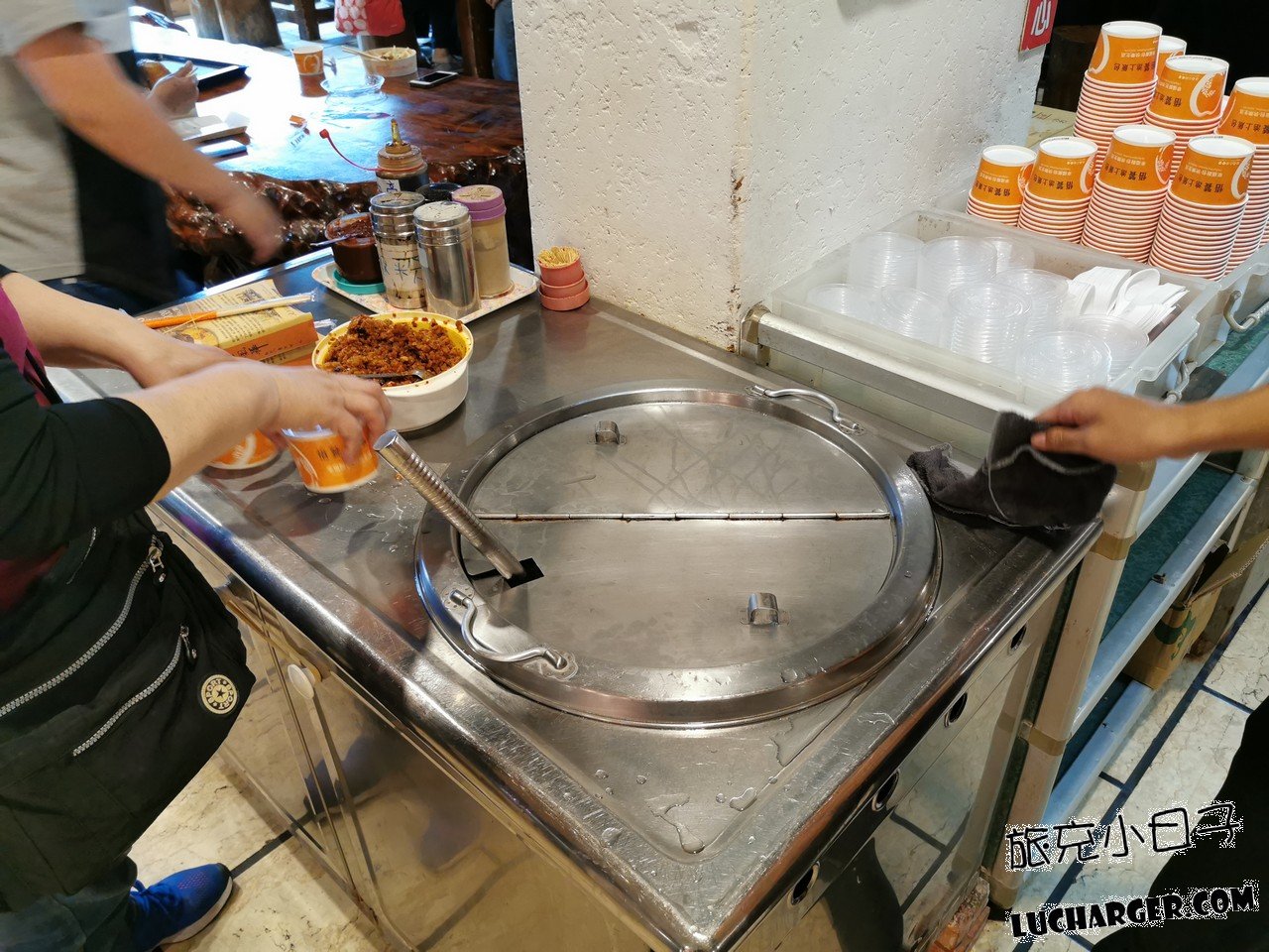 悟饕池上飯包文化故事館熱湯與調味區