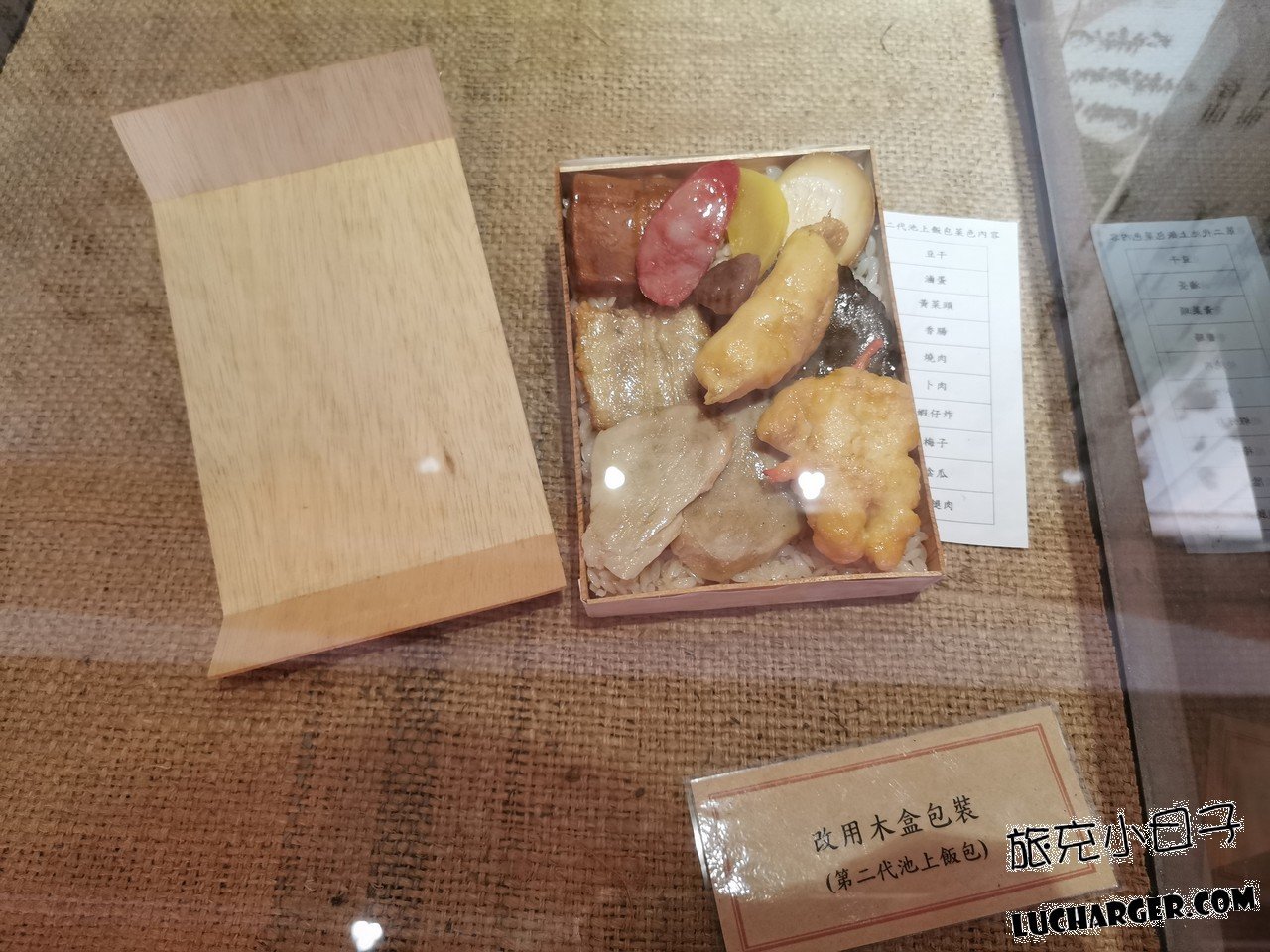 池上飯包文化故事館改用木盒包裝第二代飯包展示