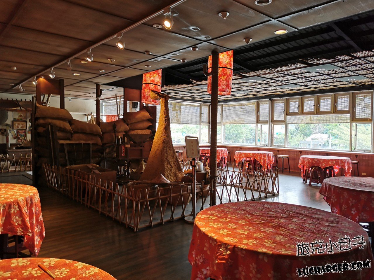 池上飯包文化故事館二樓展區與圓桌座位