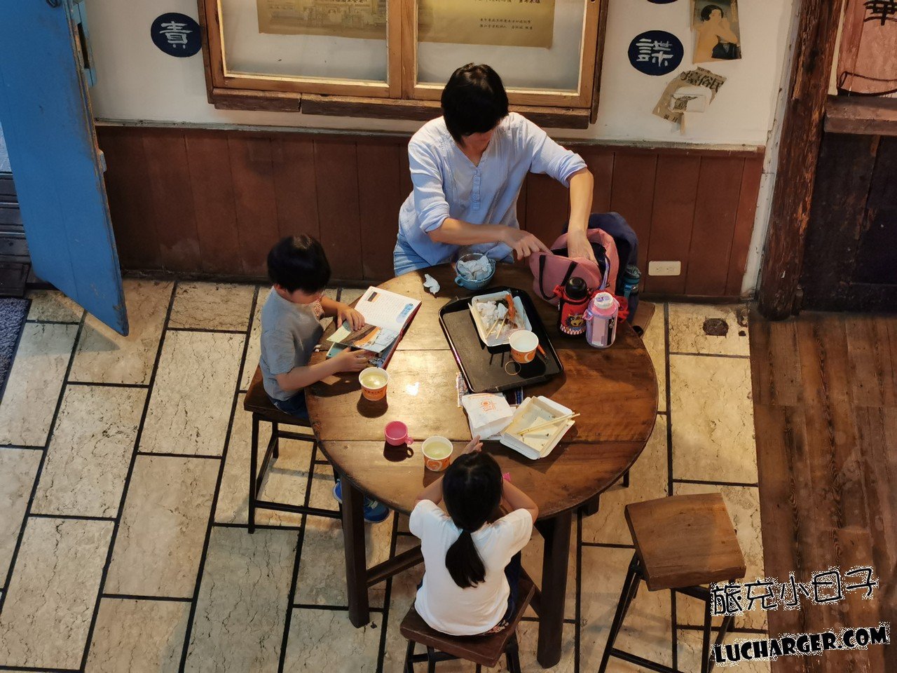 悟饕池上飯包文化故事館二樓俯拍家庭用餐畫面