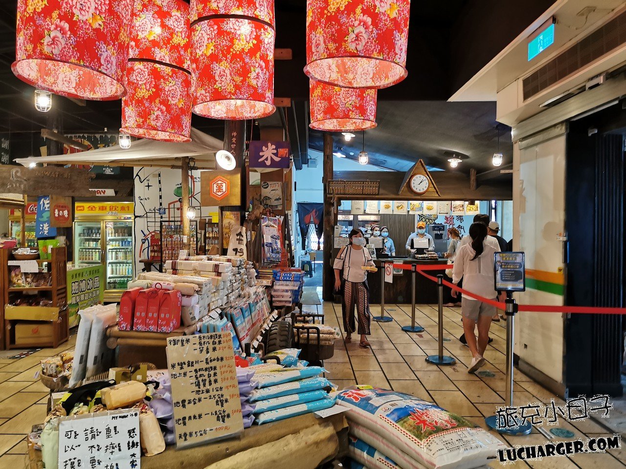 悟饕池上飯包文化故事館米與伴手禮販售區