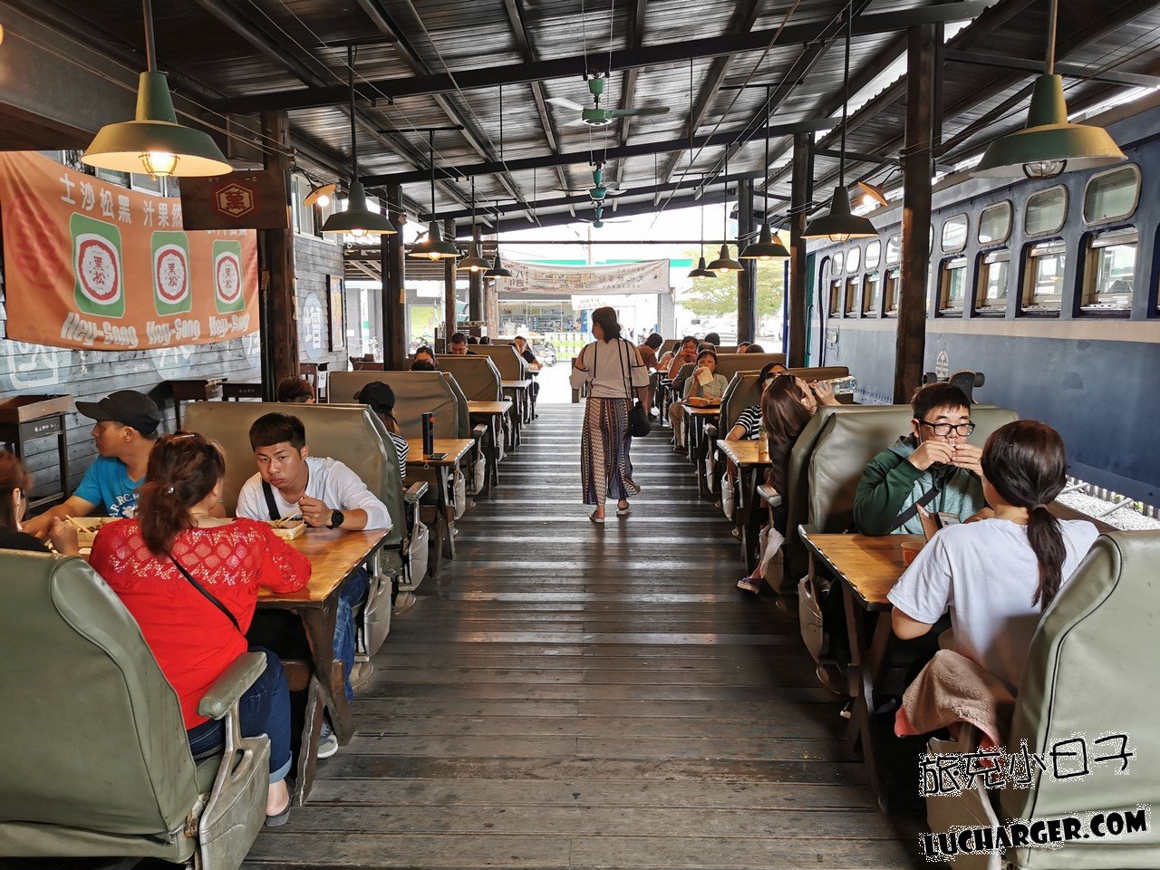 悟饕池上飯包文化故事館火車車廂旁木棧板用餐走道