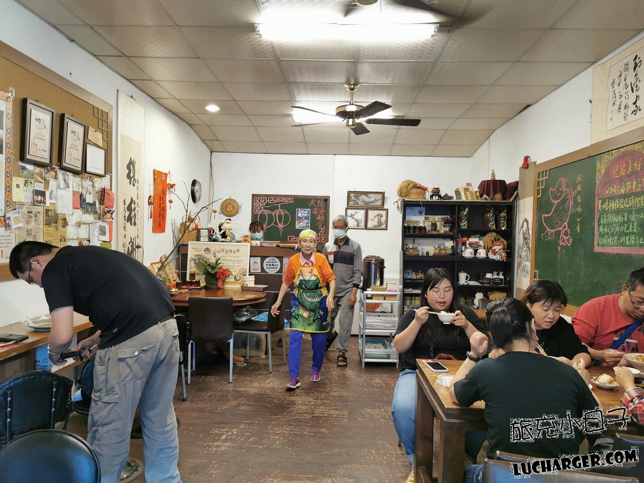 大陸婆婆麵食館店內人物與用餐現場