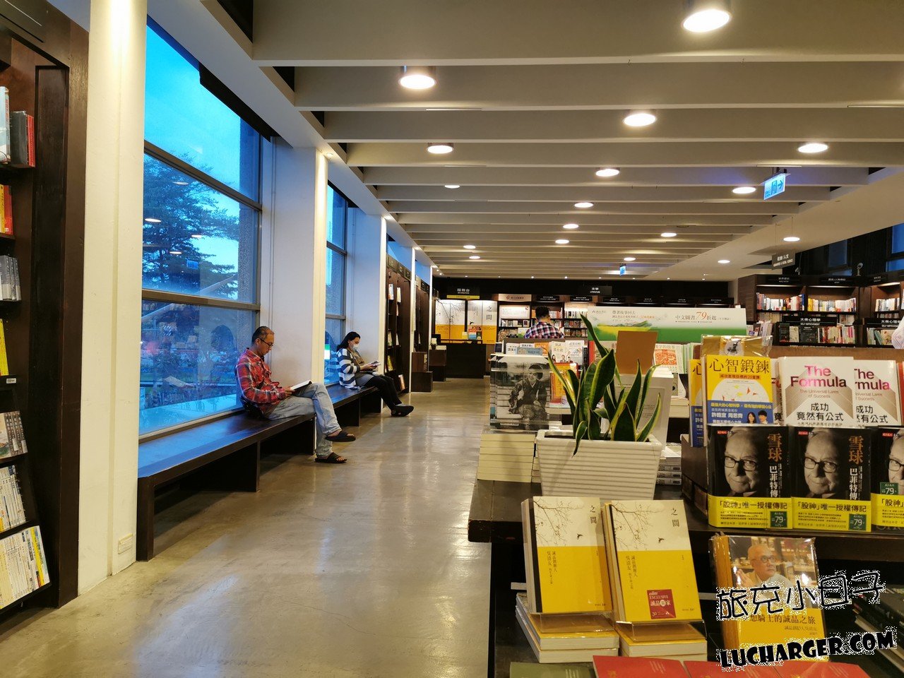 台東故事館室內書店空間與窗邊閱讀座位