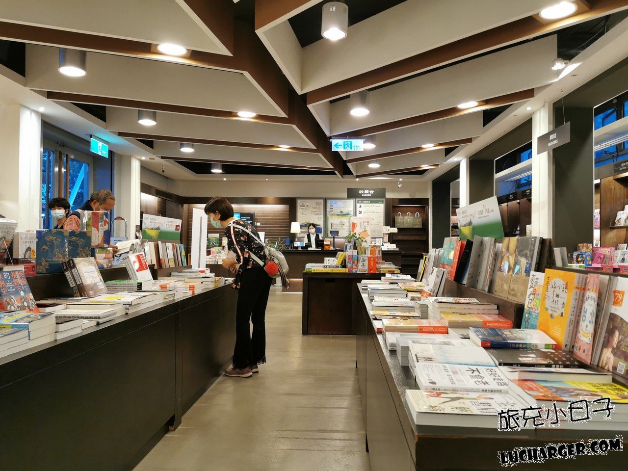 台東故事館室內書籍陳列與櫃檯空間