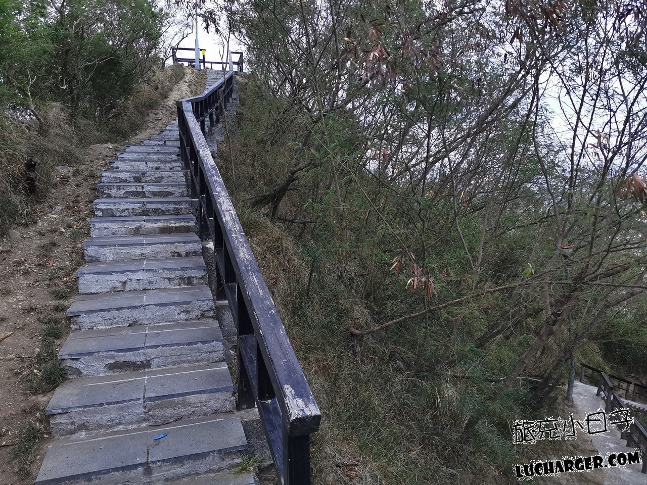 鯉魚山公園階梯與公園環境