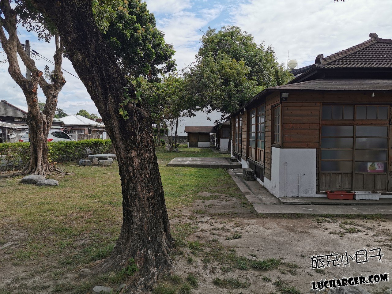 寶町藝文中心開放式庭院與建築外圍