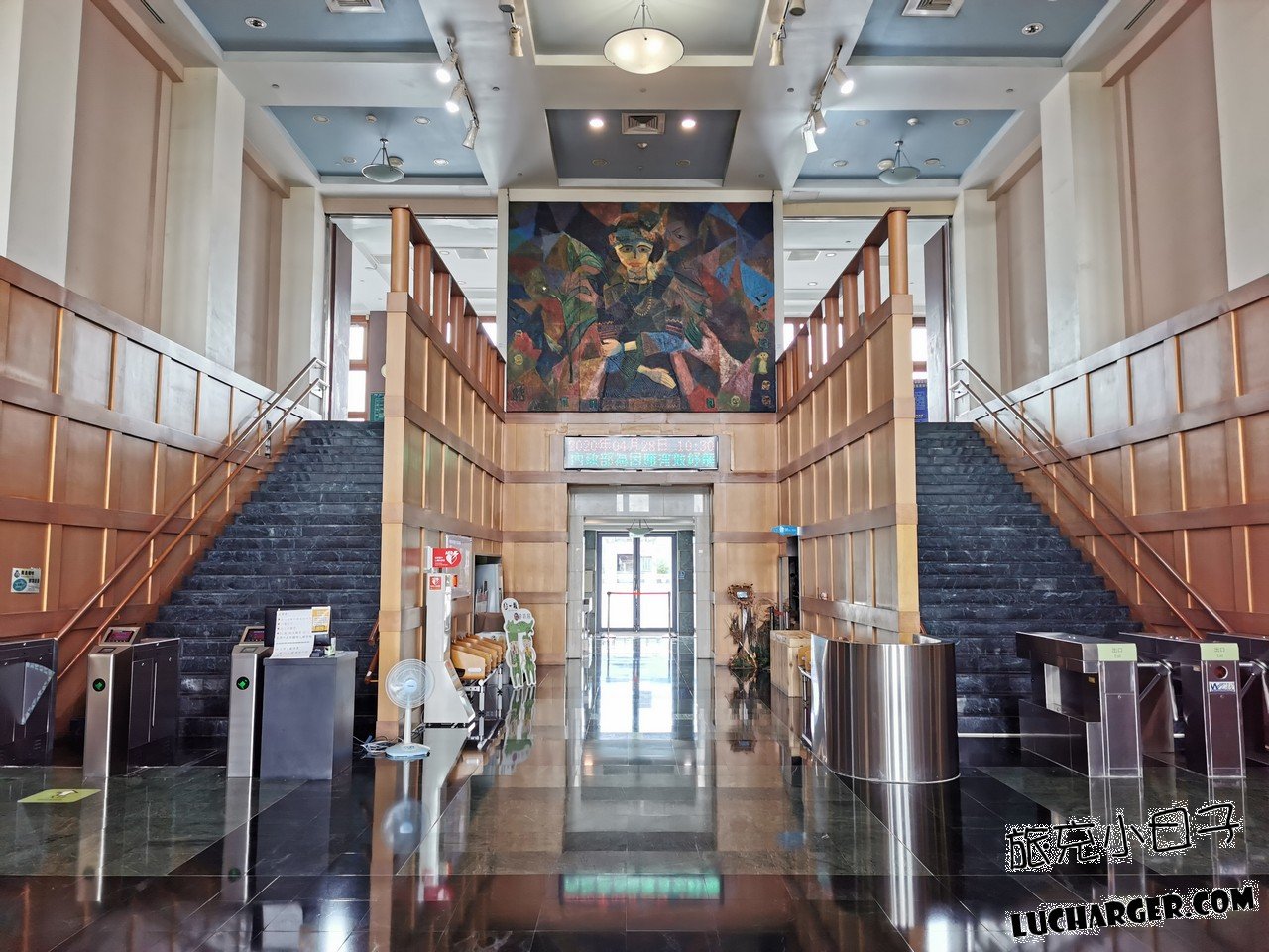 國立臺灣史前文化博物館大廳與樓梯空間
